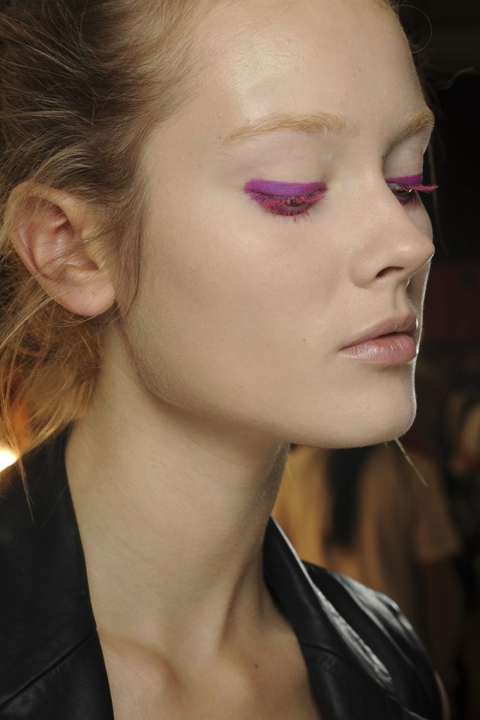 färgad-mascara-rosa-violett-eyeliner-naken-läppar