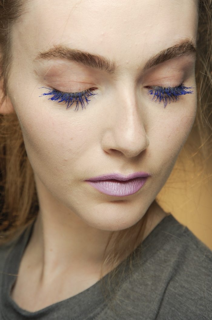 blå-mascara-ögonskugga-naken-look-lila-läppar