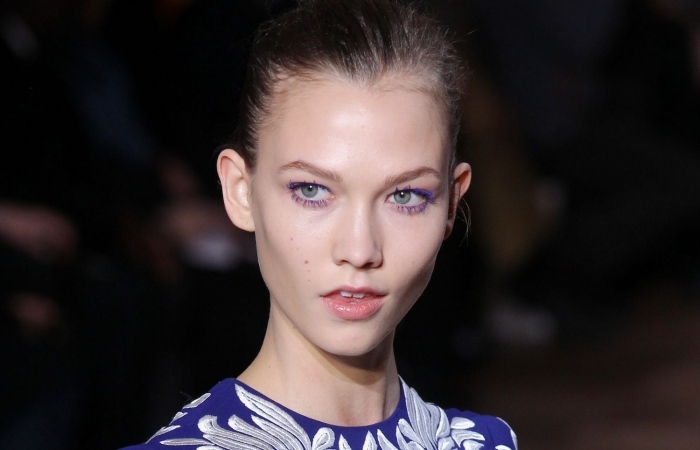 blå-mascara-karlie-kloss-catwalk