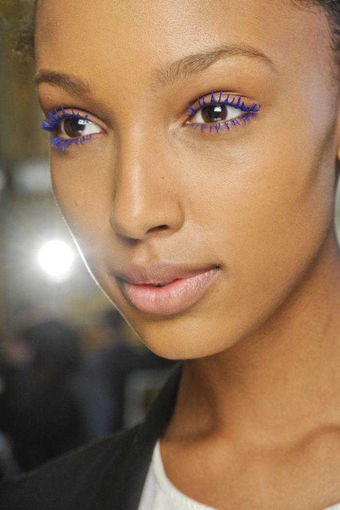 färgad-mascara-lila-färg-mörk-hud