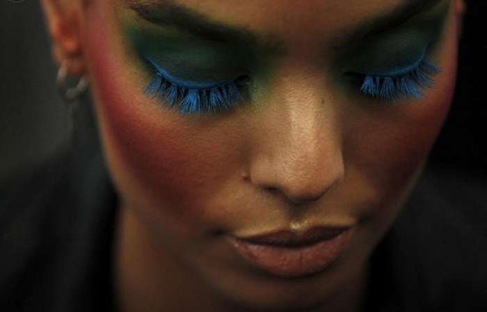 blå-ögonfransar-eyeliner-mörk-hud-grön-ögonskugga