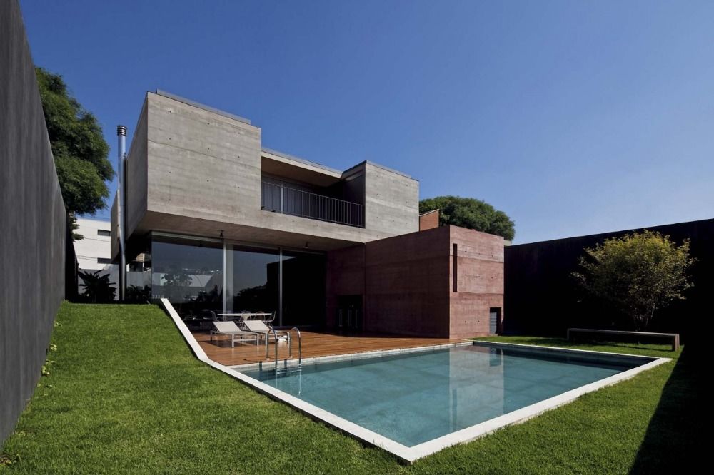 kombination av grå betongfärgning med röda accenter för hus med pooler och trädgårdar