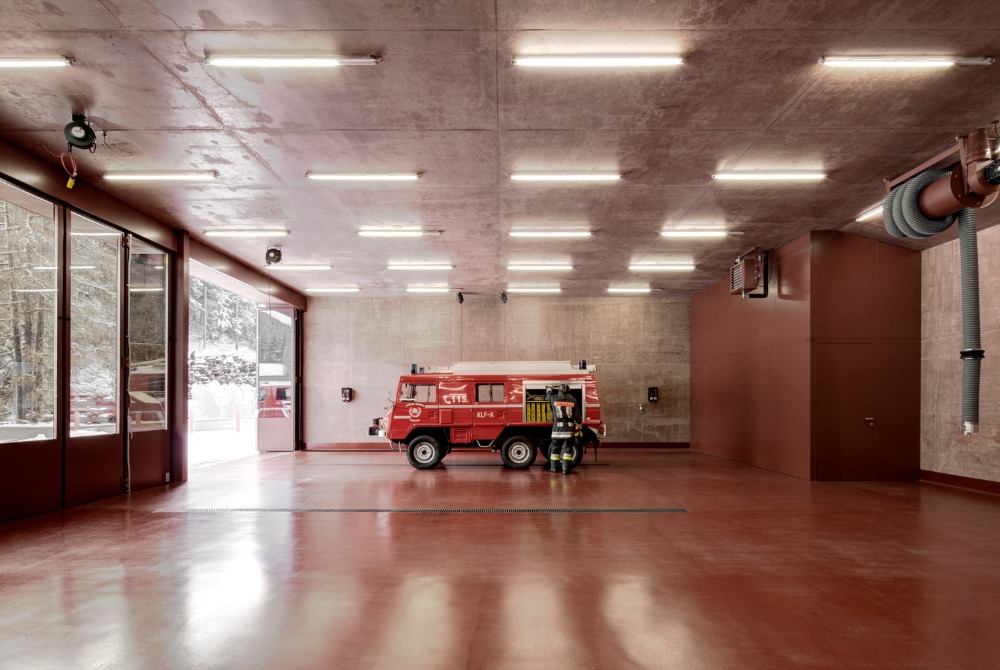 Interiören i brandkåren i rödfärgad betong och brandman