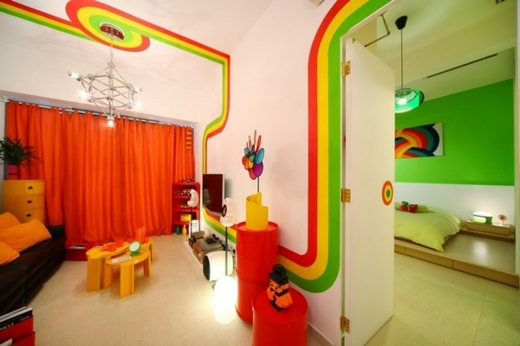 Lägenhet i Hongkong -modern designfärgad vägg i vardagsrummet