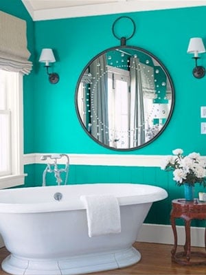 grön accent vägg badrum design