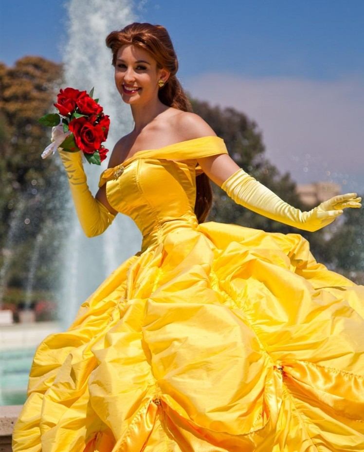 karneval-disney-prinsessa-kostym-belle-gyllene-klänning-rosettbukett