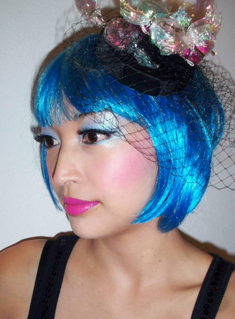 karneval-karneval-smink-tips-peruker-blå-peruk-hatt-vintage-rosa-läppstift