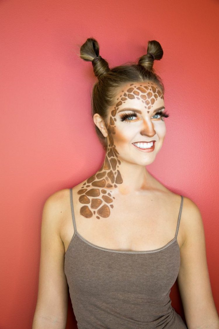 Mardi Gras-karneval-giraff-kostym-fläckar-mönster-horn-hår-flätor