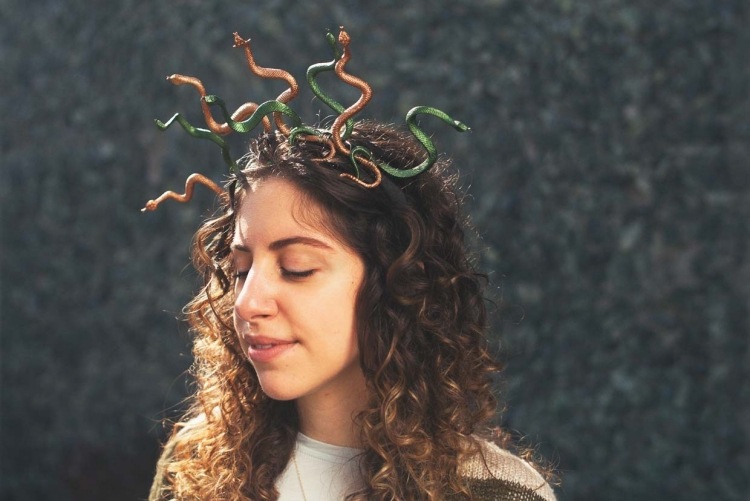 karneval-kostymer-damer-smink-instruktioner-medusa-plast-orm-pannband-pyssel