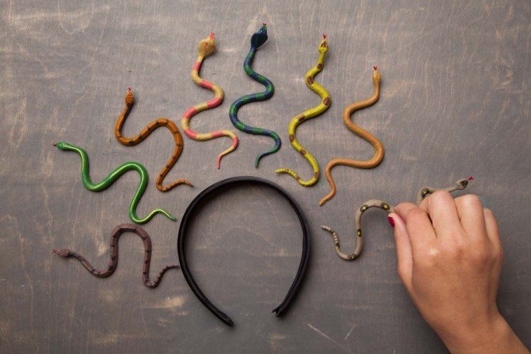 karneval-kostymer-damer-smink-instruktioner-medusa-pannband-plast ormar-tinker