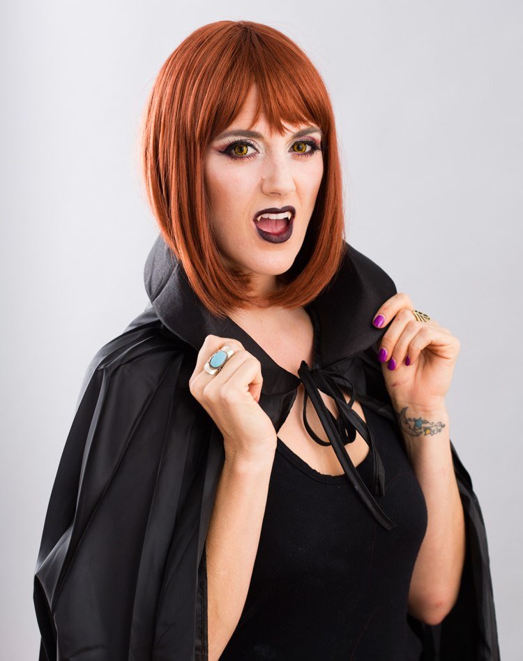 karneval-kostymer-damer-smink-instruktioner-svart-cape-vampyr-tänder