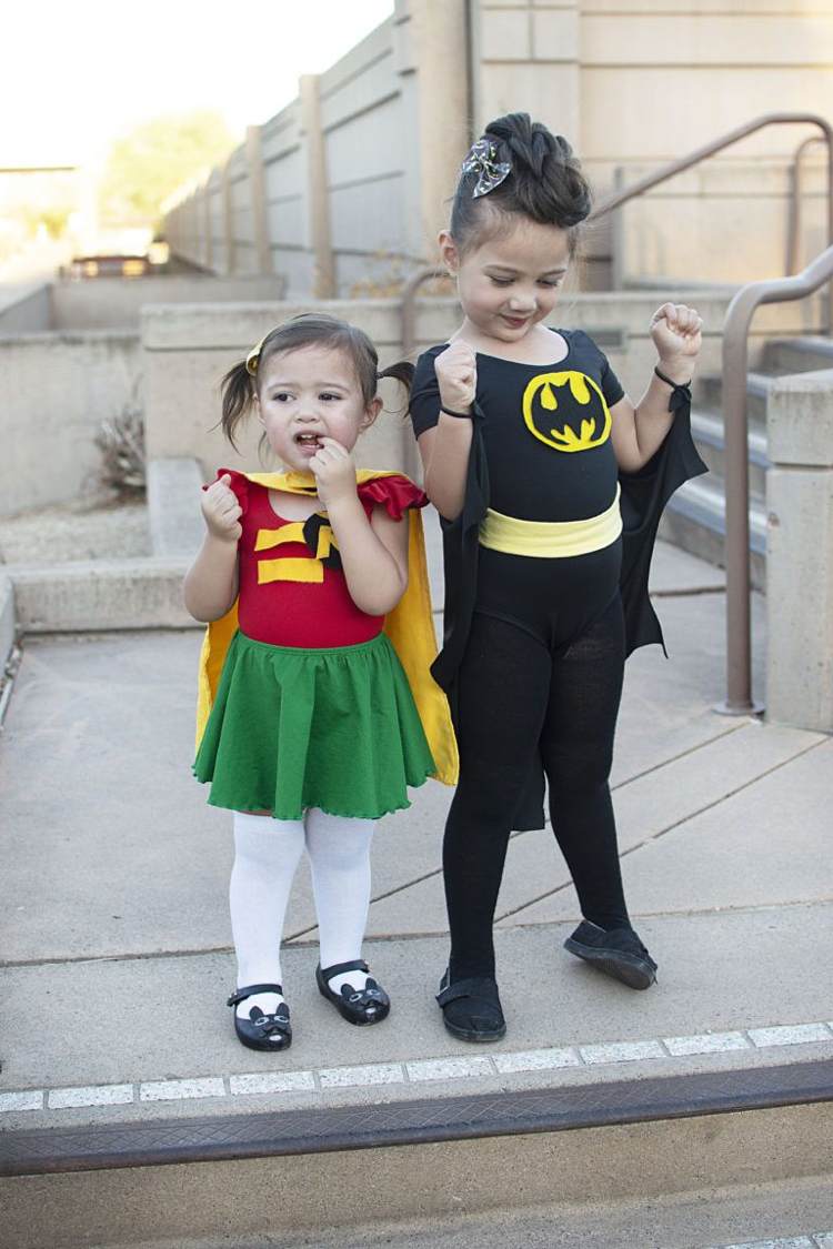 Superhjältarna Batman och Robin gör komiska kostymer själv
