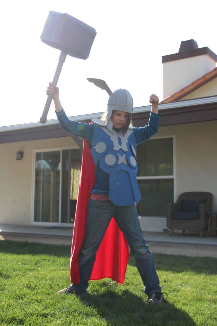 Thor hammare och förklädning gör komiska kostymer själv