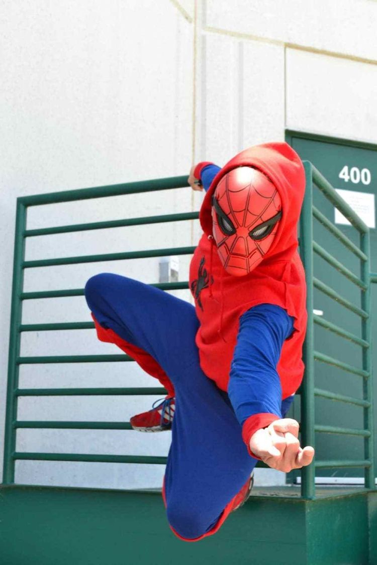 Komiska kostymer klär sig själva som Spiderman för karnevalen