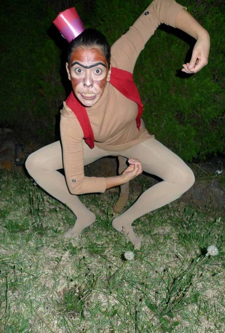 karneval-kostymer-sista-minuten-apa-smink-tights-röd-väst