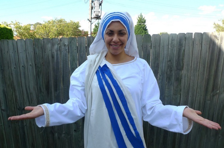 karneval-kostymer-sista-minuten-mamma-theresa-vit-blå