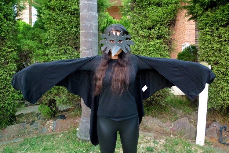 karneval-kostymer-sista-minuten-svart-korp-kartong-mask