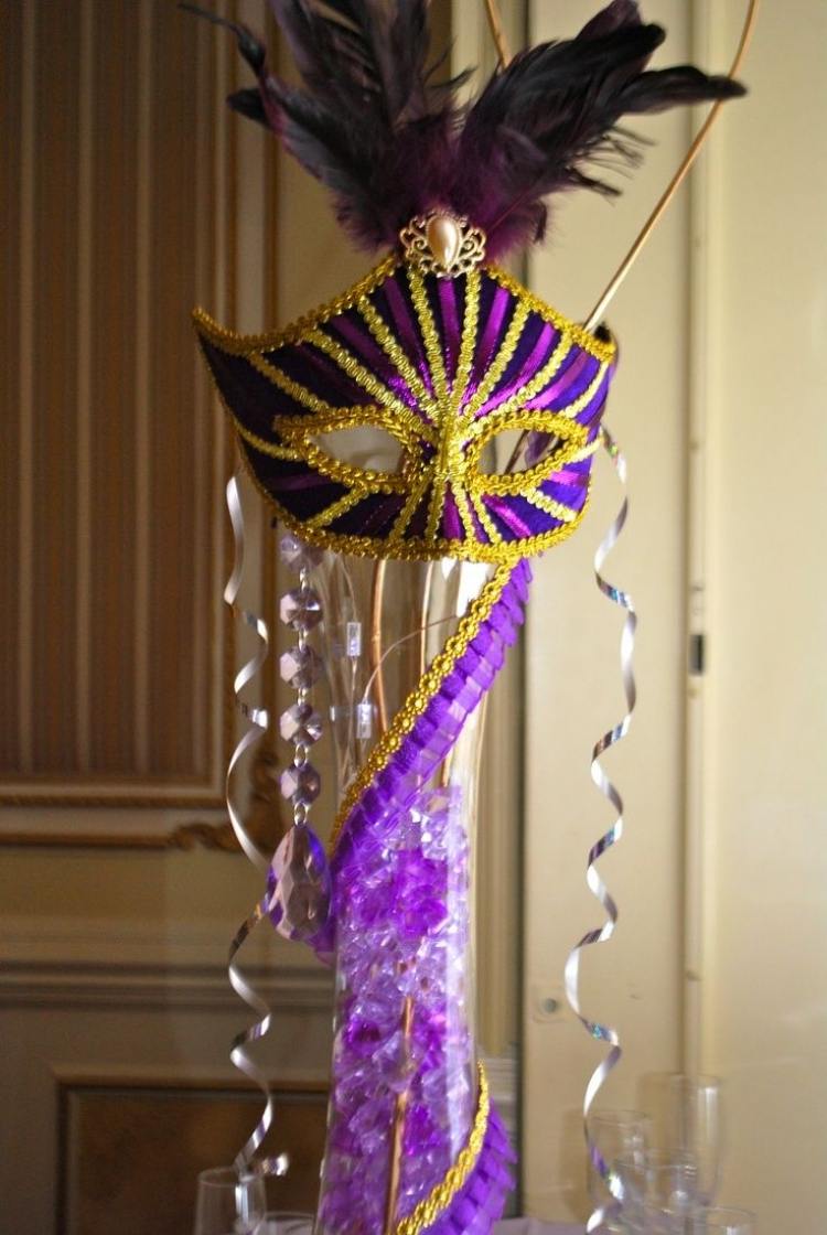 karneval-dekoration-hem-idéer-gör-det-själv-karneval-mask-lila-guld-fjäder