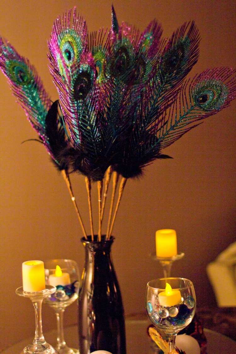 Karneval-dekoration-hem-idéer-gör-det-själv-påfågelfjäder-glitter-ljus