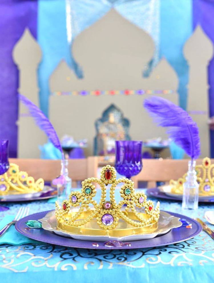Bordsdekoration Carnival barnbord festligt dekorera med krona och fjädrar