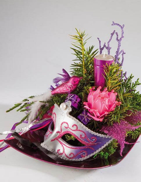 Mardi Gras dekoration för hemmabordsmask granar violetta accenter