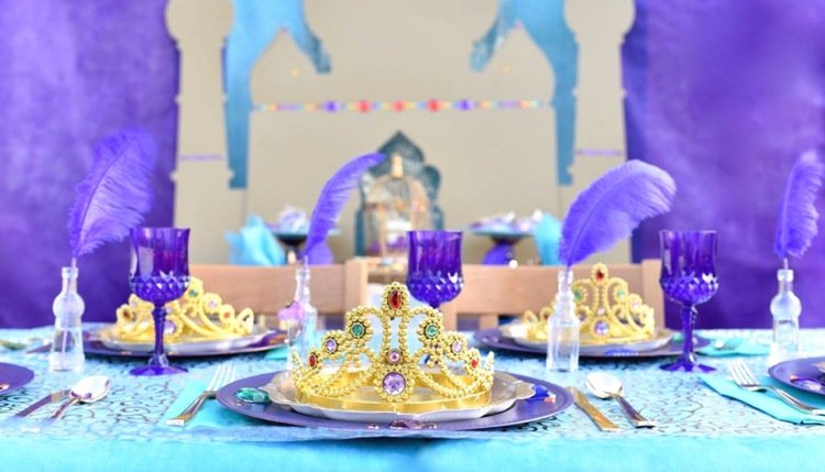 Bordsdekorationskarneval inspirerad av 1001 nätter med en krona på barnbordet