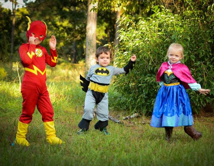 Mardi Gras -dräkter gör barn till Flash Batman -pojkar till prinsesseflickor