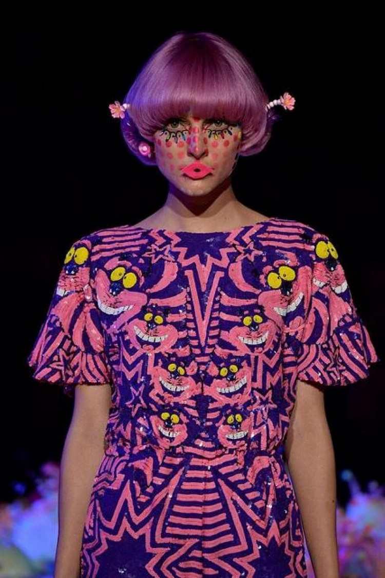 Mardi Gras-kostymer-damer-flinande kattmotiv-klänning-rosa peruk