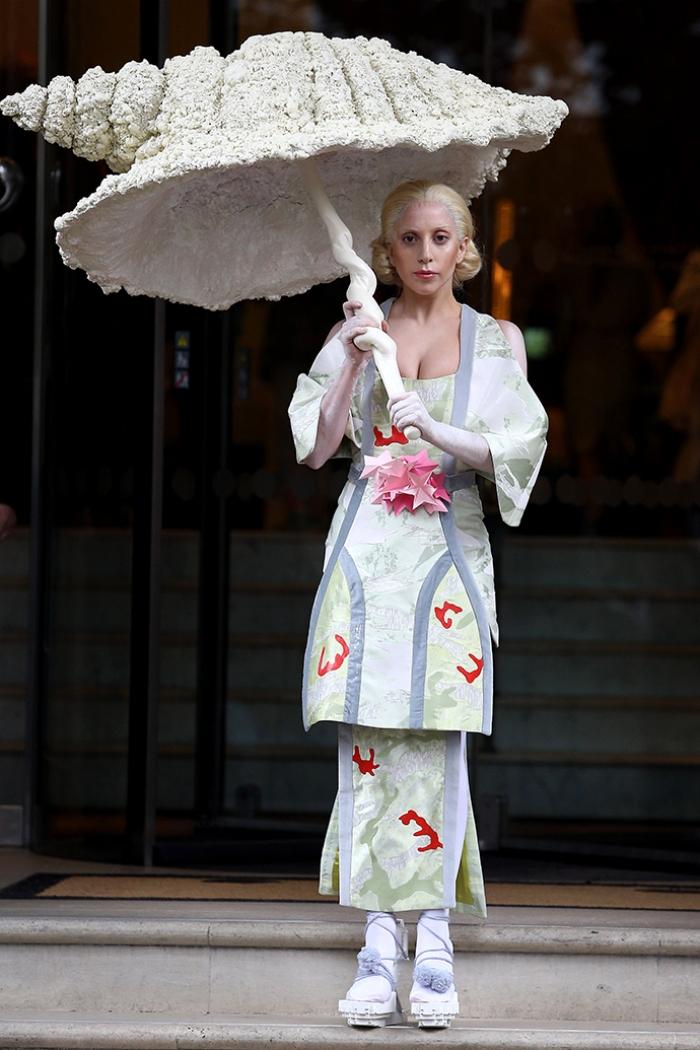 Idéer-damer-kostymer-karneval-lady-gaga-parasoll-bärbara-skal