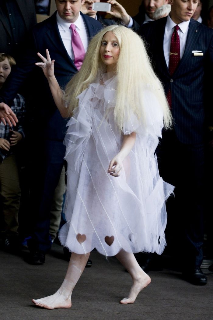 Mardi Gras-kostymer-för-kvinnor-Lady-Gaga-barfota-vit-klänning-halvtransparent