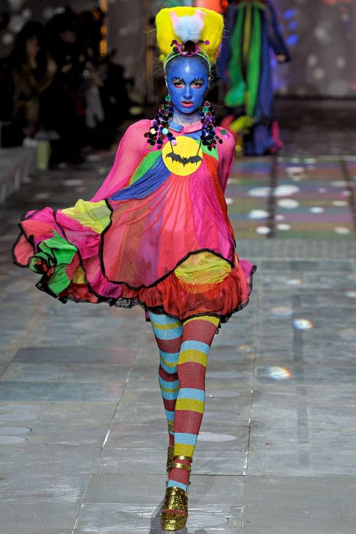 karneval-kostym-idéer-damer-färgglada-accessoarer-idéer-modeshow-Meadham-Kirchhoff