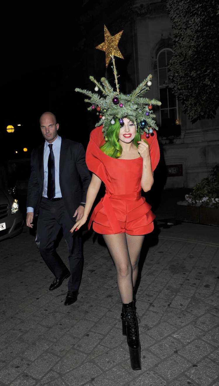 karneval-kostymer-damer-kändisar-lady-gaga-jul-träd-röd-bisarra