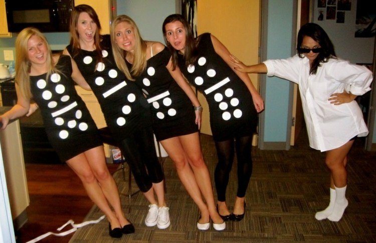 Gör-det-själv-karnevalskostymer för grupper-domino-svart-vit-prick-domino-effekt