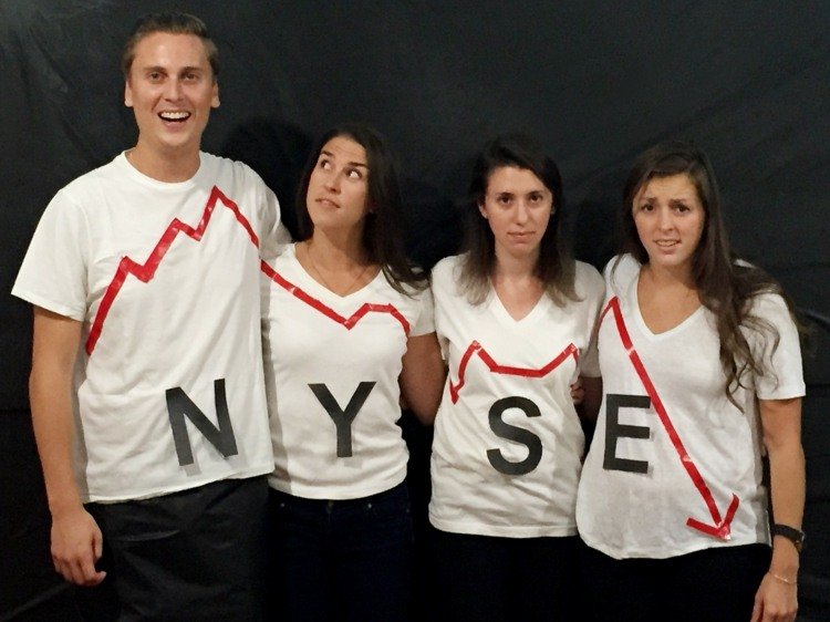 karneval-kostymer-grupper-gör-dig-NYSE-kollegor-grafiska-röda-bokstäver-t-shirt-klistermärken
