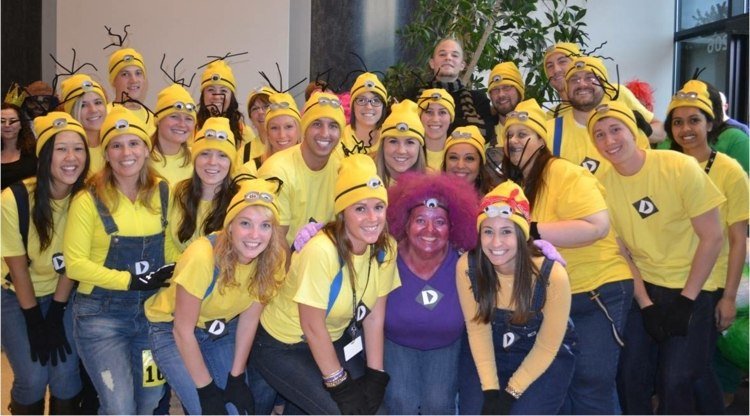 karneval-kostymer-grupper-gör-själv-minions-gul-blå-jeans-hatt-glasögon-kollegor