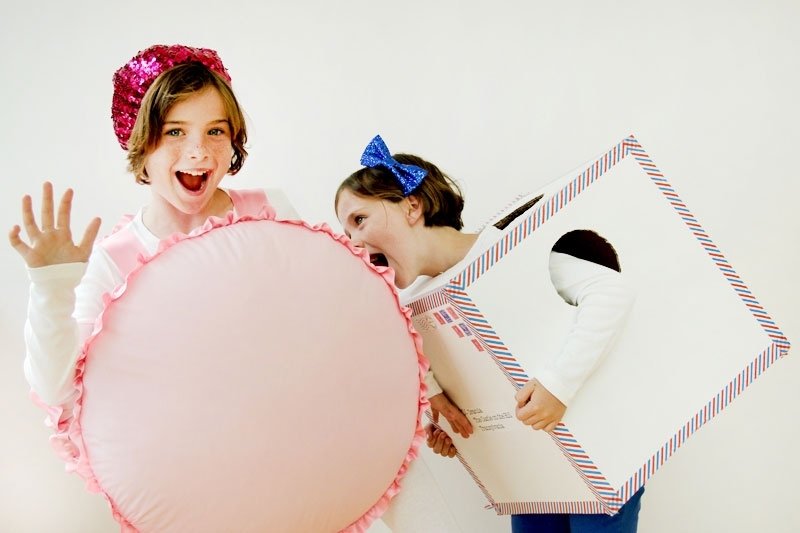 Mardi Gras-kostymer-för-barn-självgjorda-med-kudde-låda