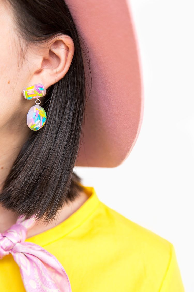 Mardi Gras -kostymer kvinnor gör sockerströssel örhängen själv