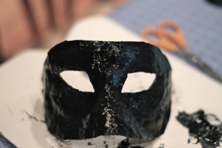 Karnevalsmasker-pyssel-instruktioner-papper-mache-färger-svart-dekorera-dekorera
