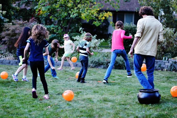 karnevalspel ballonger trampa trädgård