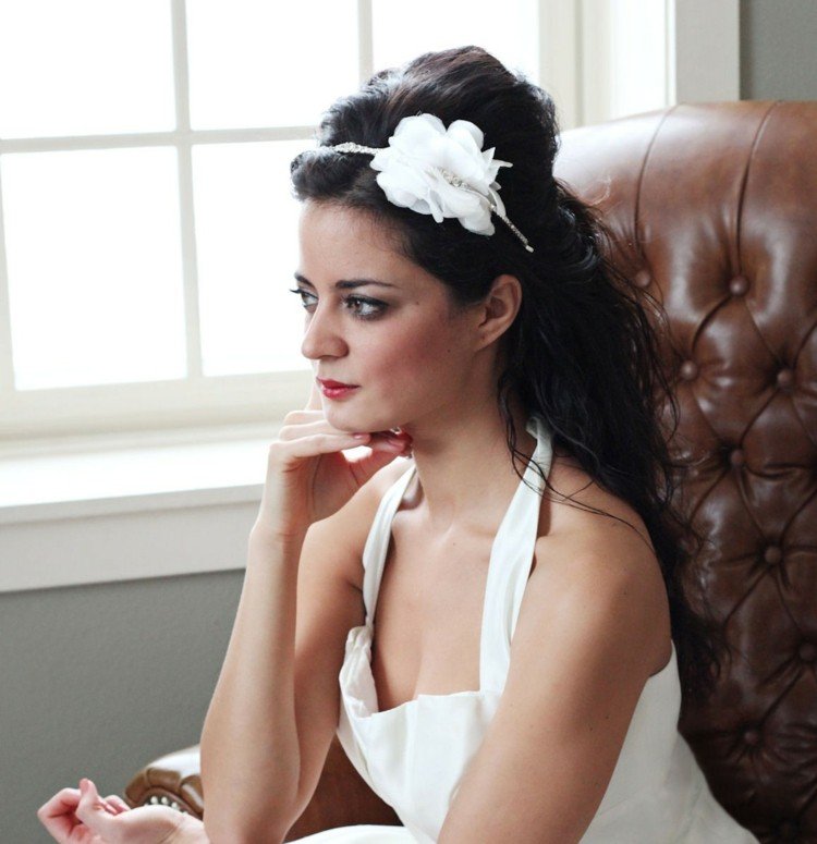 fascinator-bröllop-pannband-strass-blomma-vit-bröllopsklänning