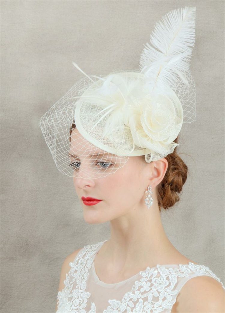 fascinator-bröllop-vintage-stil-spets-klänning-fjäder-strömförsörjning hattar