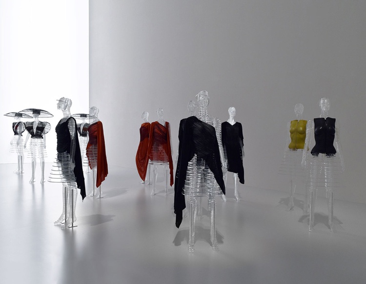 mode mode -moderna-konst-utställning-märke-designer-kvinnor