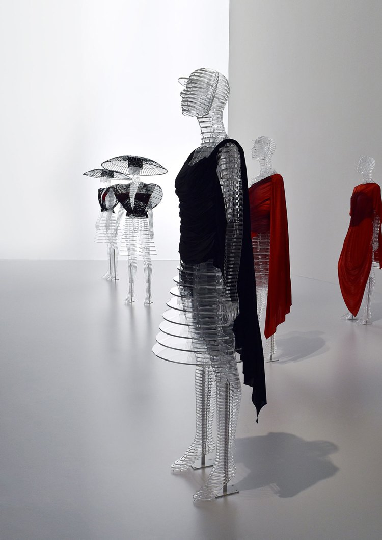 mode mode -moderna-konst-utställning-designer-märke-kropp