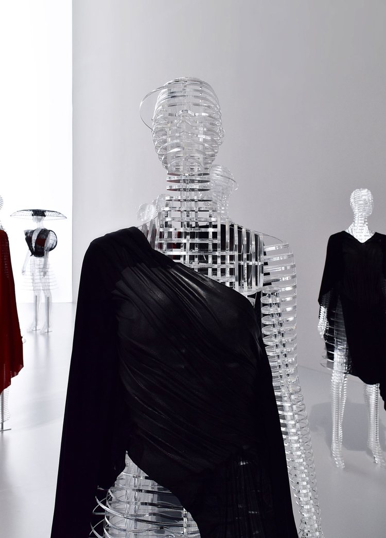 mode mode -moderna-konst-utställning-skyltdocka-kläder-svart-designer