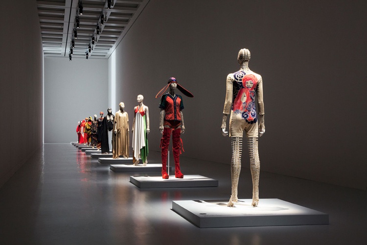 mode-mode-modern-konst-utställning-kläder-extravagant-catwalk