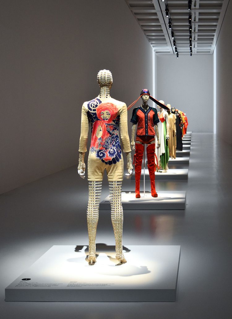 mode-mode-modern-konst-utställning-designer-kläder-catwalk