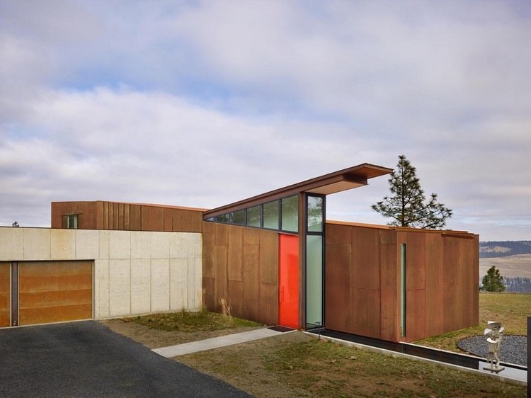 fasad stålglas rost-look accentuerad röd entrédörr