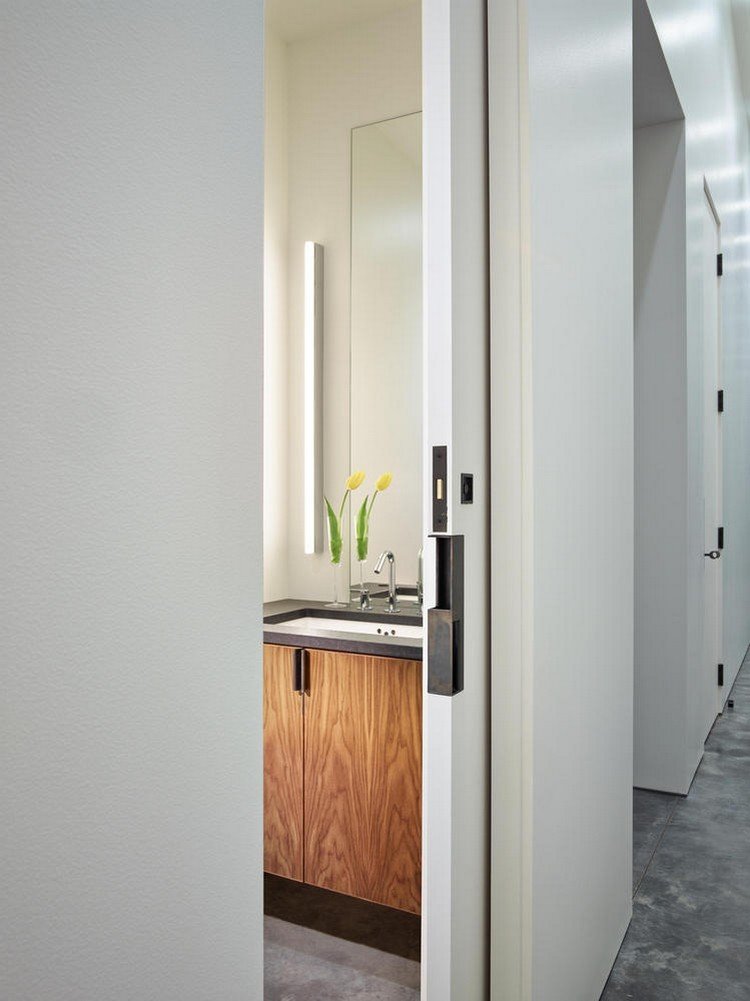 modern inredning design skjutdörr badrum vit