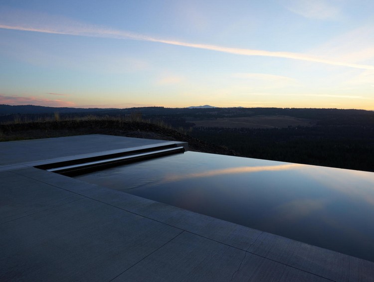 infinity pool hus på en stenig udde hisnande utsikt