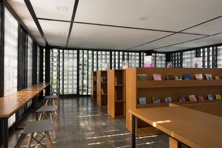 hus av återvunnet material fasadkonstruktion modern hållbar design konstruktion återvinna mikrobibliotek sundae läsesal